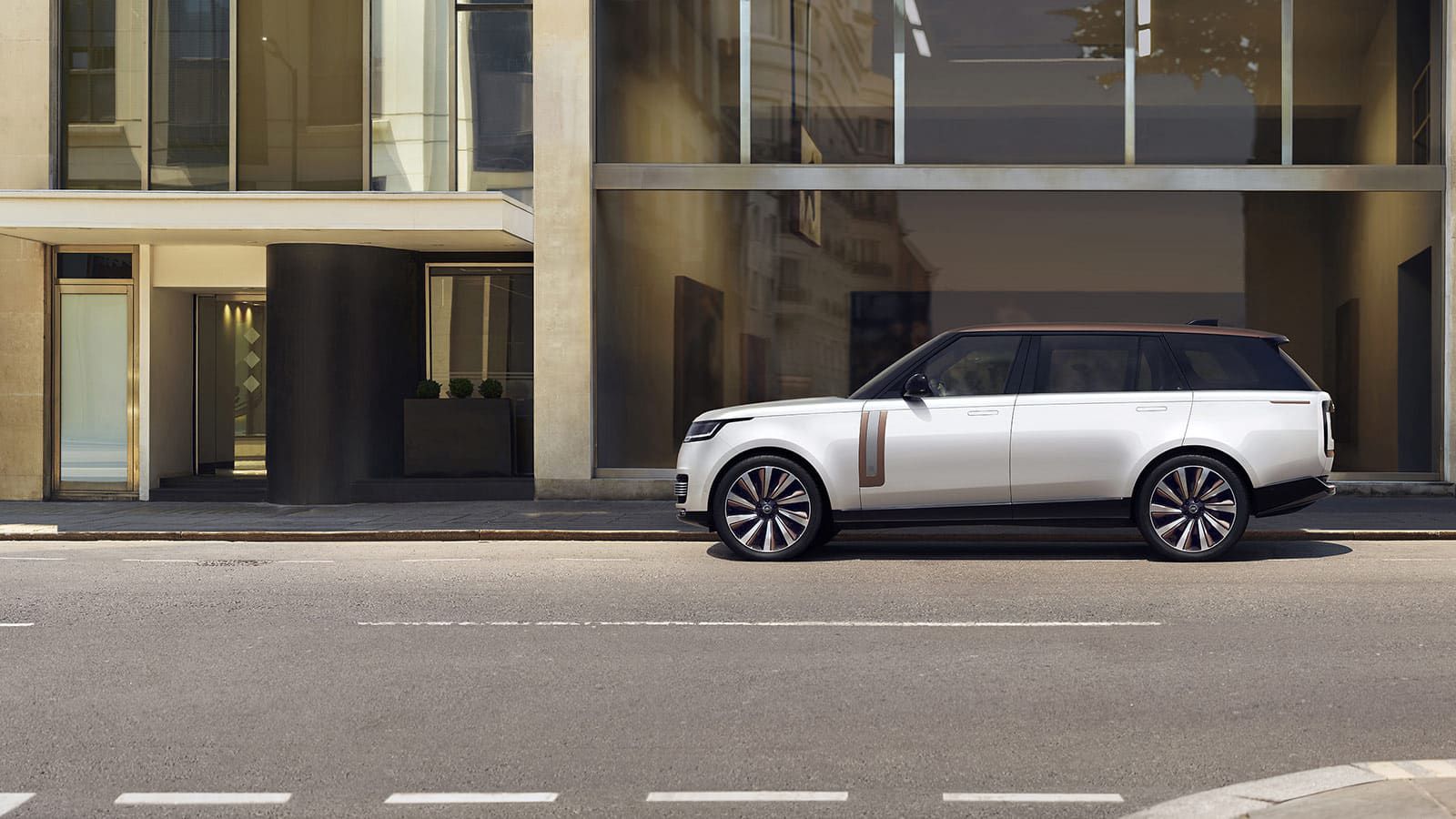 НОВЫЙ RANGE ROVER SV