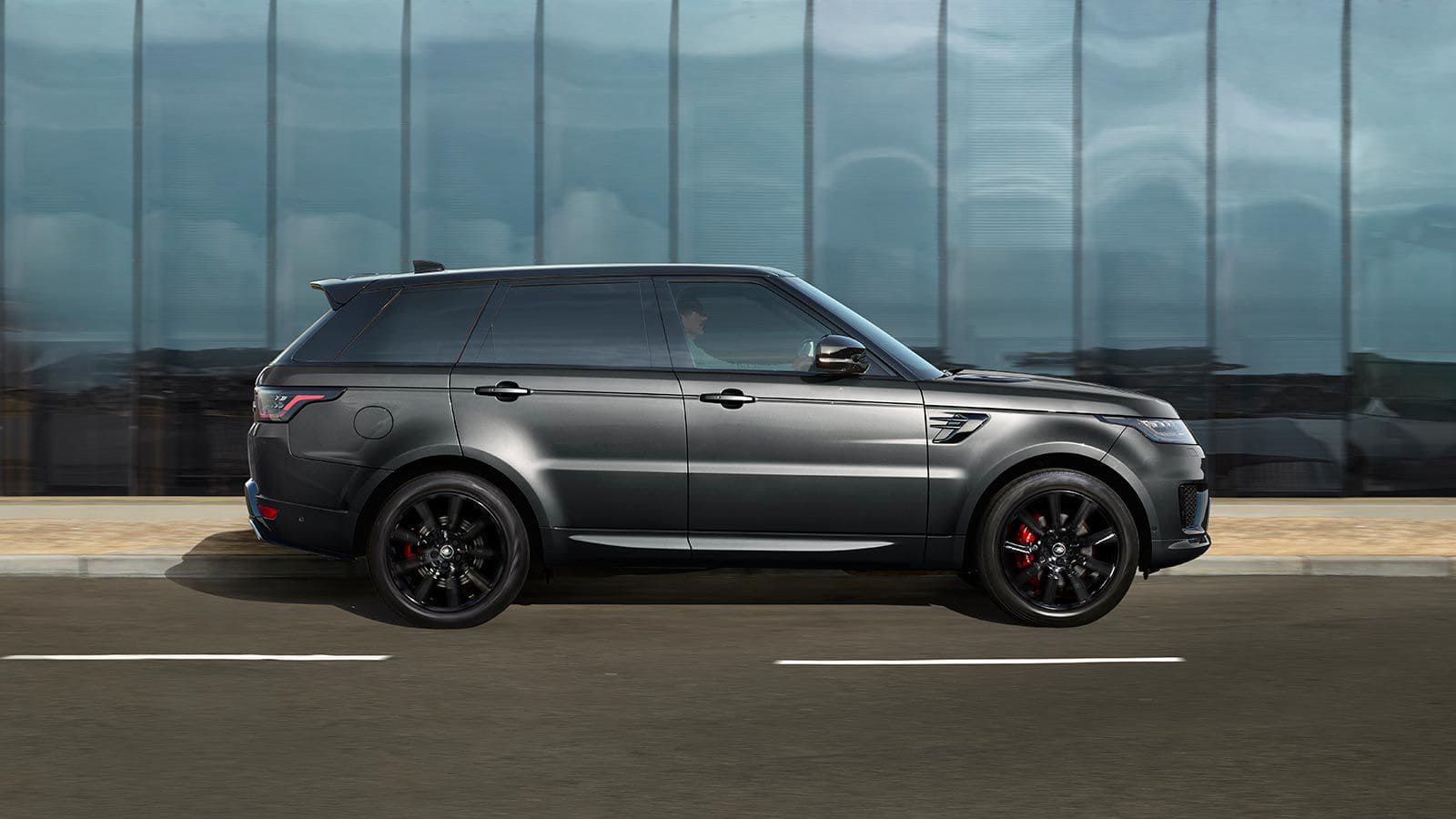 Range Rover Sport HSE Dynamic Black с 9-спицевыми колесными дисками с отделкой Gloss Black.
