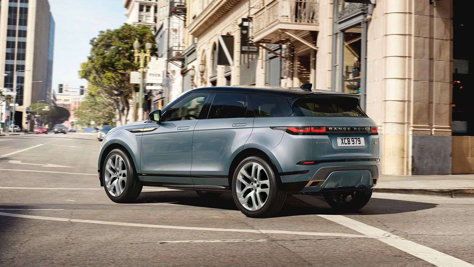 Range Rover Evoque R-Dynamic в цвете Nolita Grey.