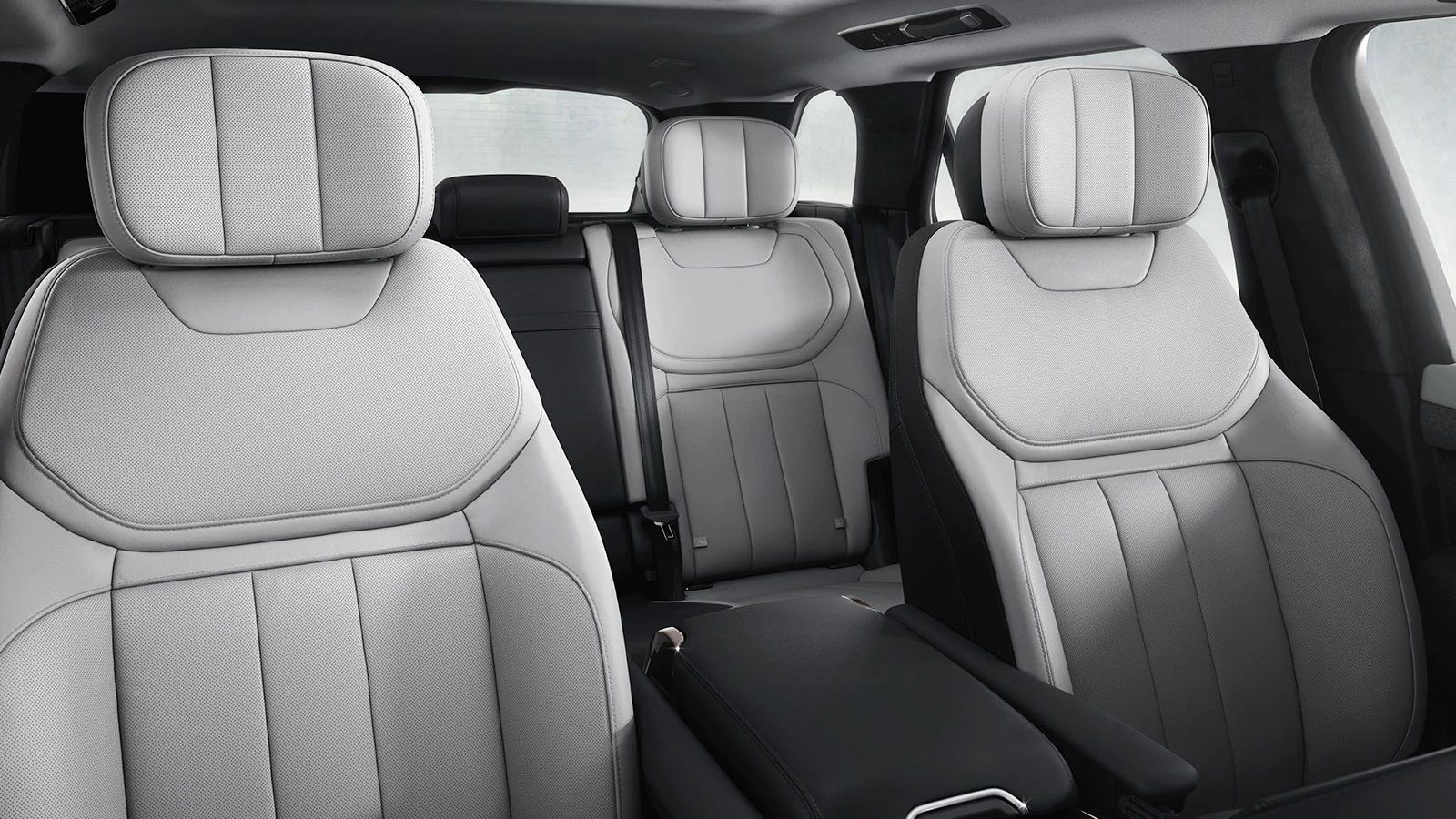 Range Rover Sport Dynamic отличается отделкой салона в комбинации из нескольких цветов.