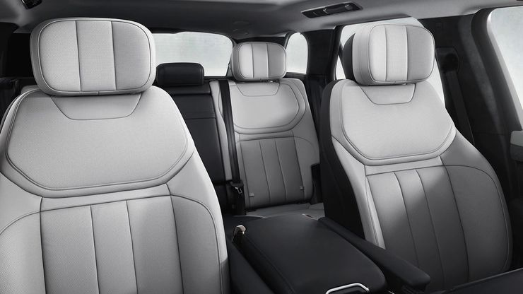 Range Rover Sport Dynamic отличается отделкой салона в комбинации из нескольких цветов.