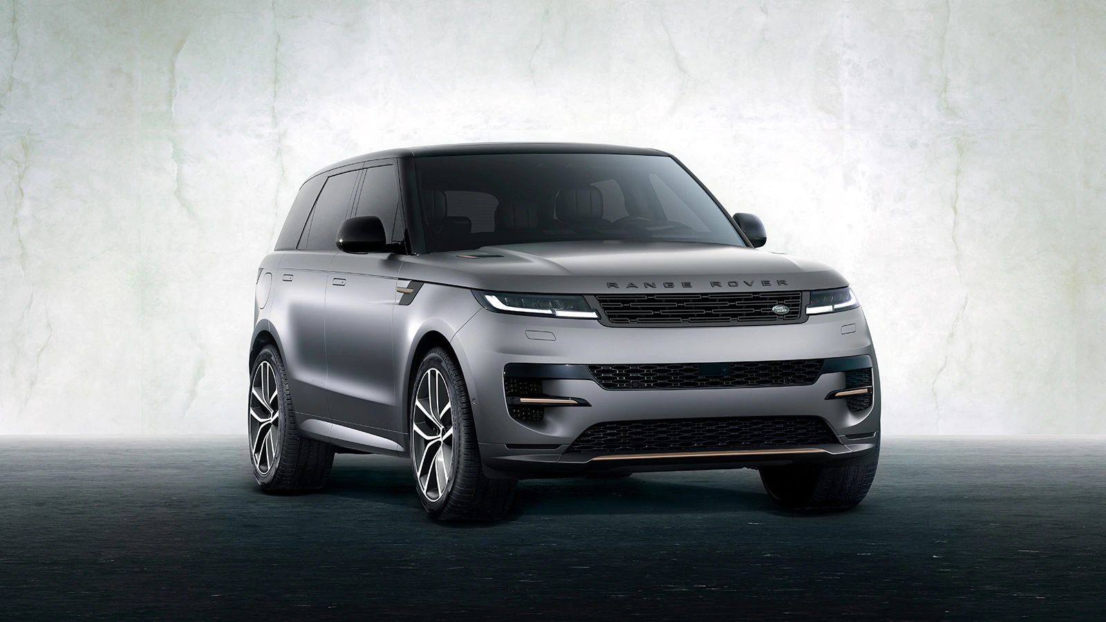 Range Rover Sport Autobiography в цвете Satin Eiger Grey.
