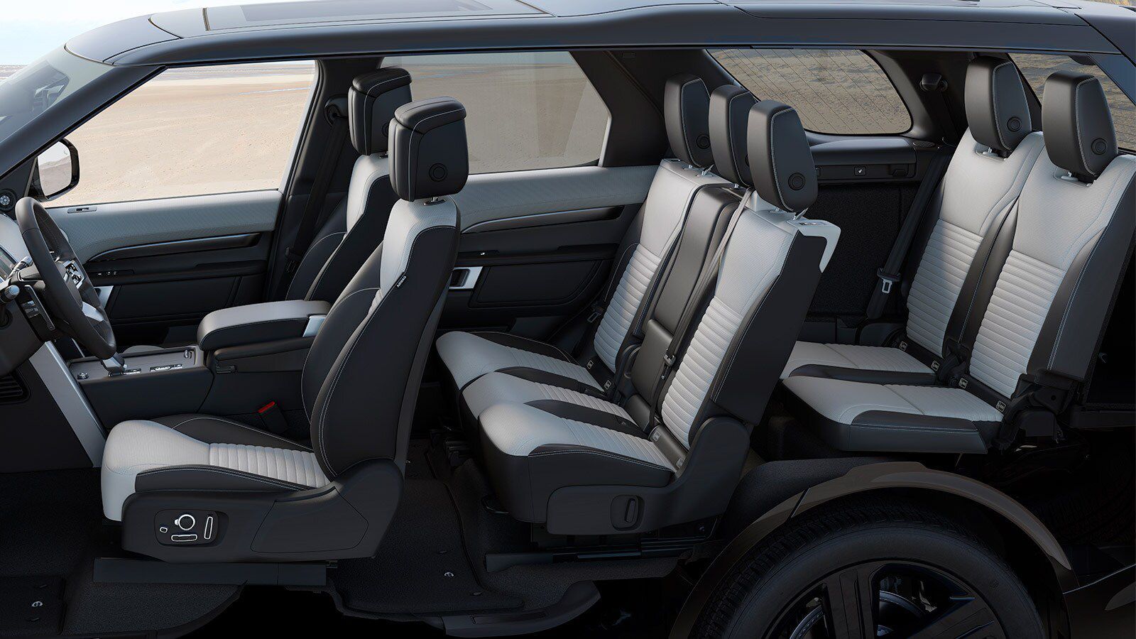 Оснащен сиденьями, расположенными по принципу амфитеатра.