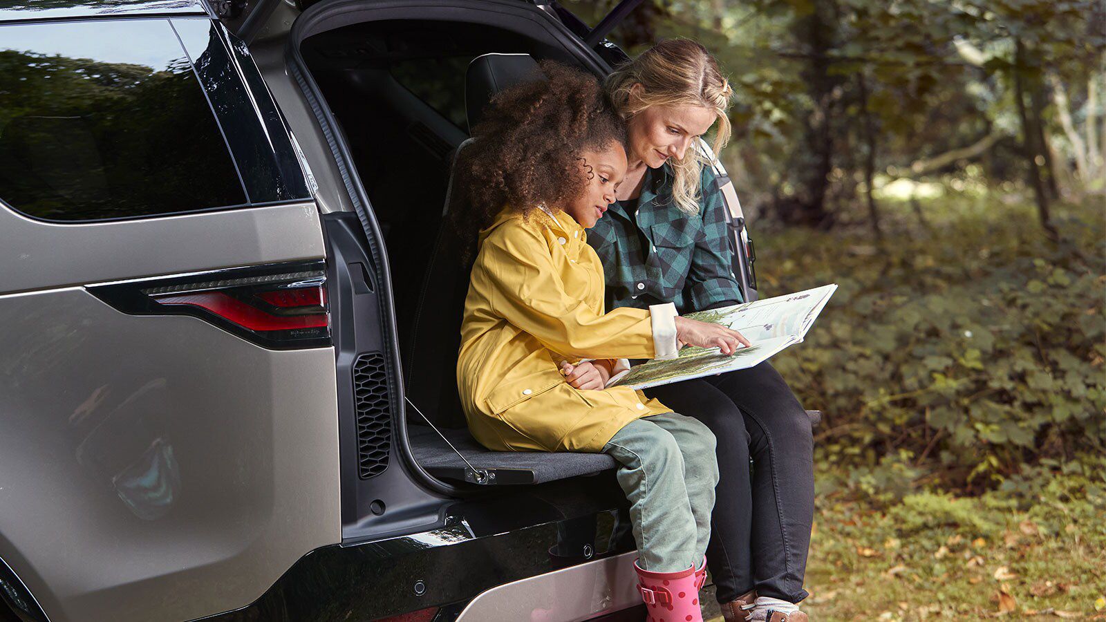 Дополнительные сиденья на внутренней нижней створке багажного отделения с электроприводом.