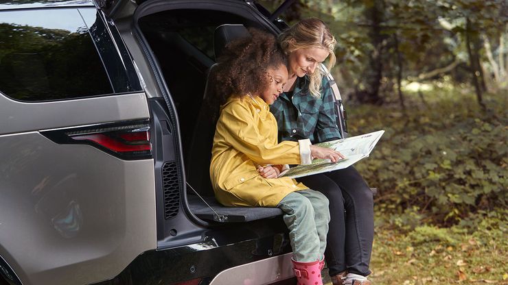 Дополнительные сиденья на внутренней нижней створке багажного отделения с электроприводом.