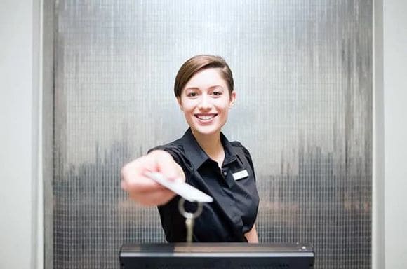 РАЗМЕЩЕНИЕ В ГОСТИНИЦЕ И КОМПЕНСАЦИЯ ТРАНСПОРТНЫХ РАСХОДОВ