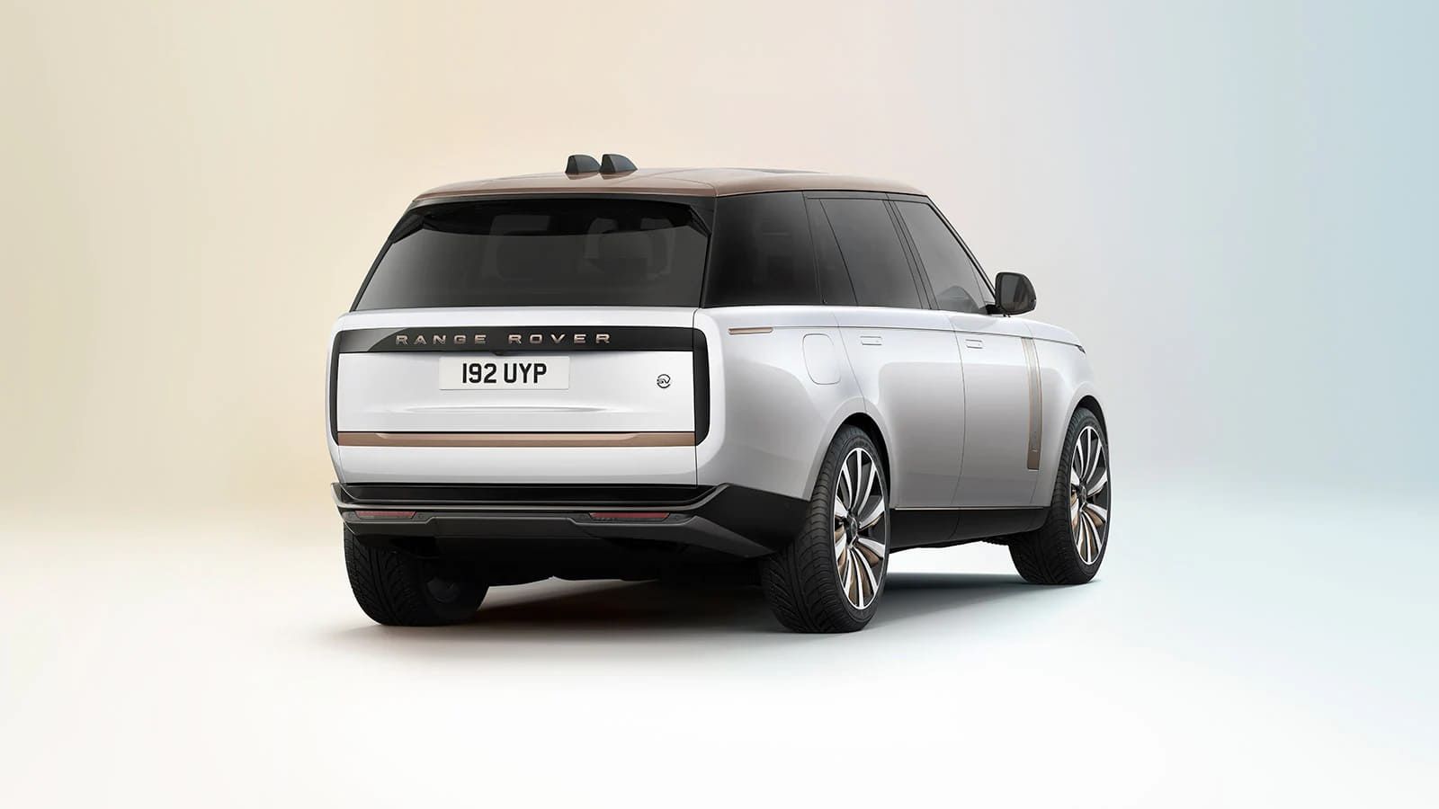 Сияющие элементы отделки экстерьера цвета Corinthian Bronze.