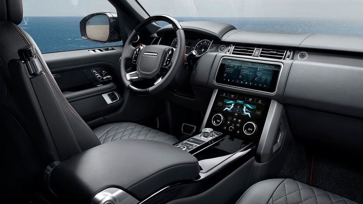 Автомобиль SVAutobiography Dynamic Black оснащен сиденьями с отделкой Ebony и прострочкой Pimento.